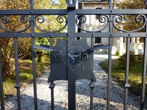 Detajl - kovana kljuka dvoriščnih vrat