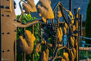 Osebna dvoriščna vrata v svetlobi sončnega zahoda