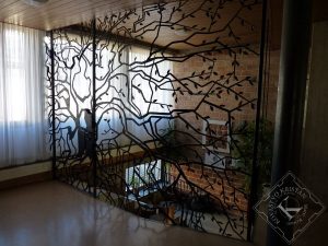 Kovana vrata in ograja do stropa v obliki drevesa