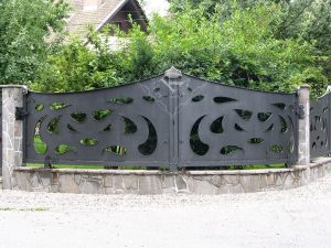 Vrtna ograja iz lasersko izrezane pločevine, zakovičene na polne ploščate profile