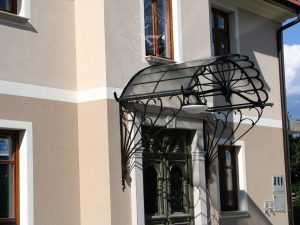 Nadstrešek nad vhodnimi vrati