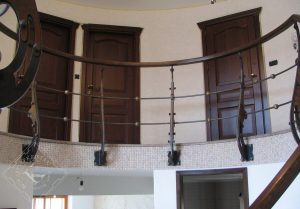 Ograja okrogli galeriji - patinirani stebri