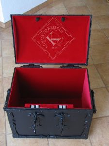 Železna skrinja, kovana skrinja