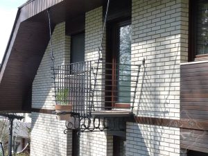 Kovan viseč balkon