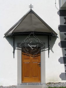 Nadstrešek nad vrati zvonika