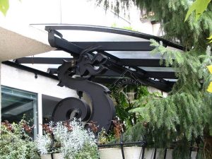 Nadstrešek nad balkonom