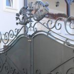 Razkošno okrašena polna dvokrilna dvoriščna vrata