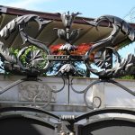 Kovana skulptura na vrhu vrat - posnetek fasadnega reliefa hiše v starem jedru mesta