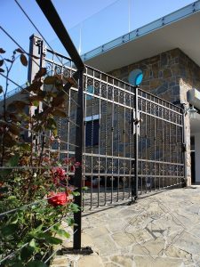 Klasična kovana dvoriščna vrata