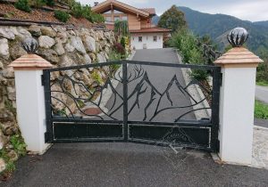 Kovana dvoriščna vrata, prehod za avto in osebni vhod, alpski motiv
