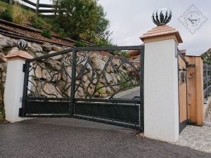 Kovana dvoriščna vrata, prehod za avto in osebni vhod, alpski motiv