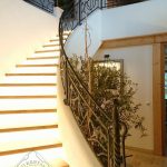 Kovana ograja na zavitem stopnišču