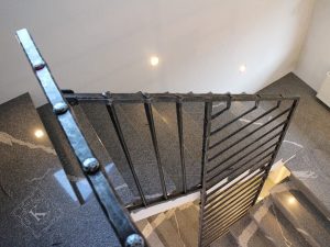 Kovana stopniščna ograja