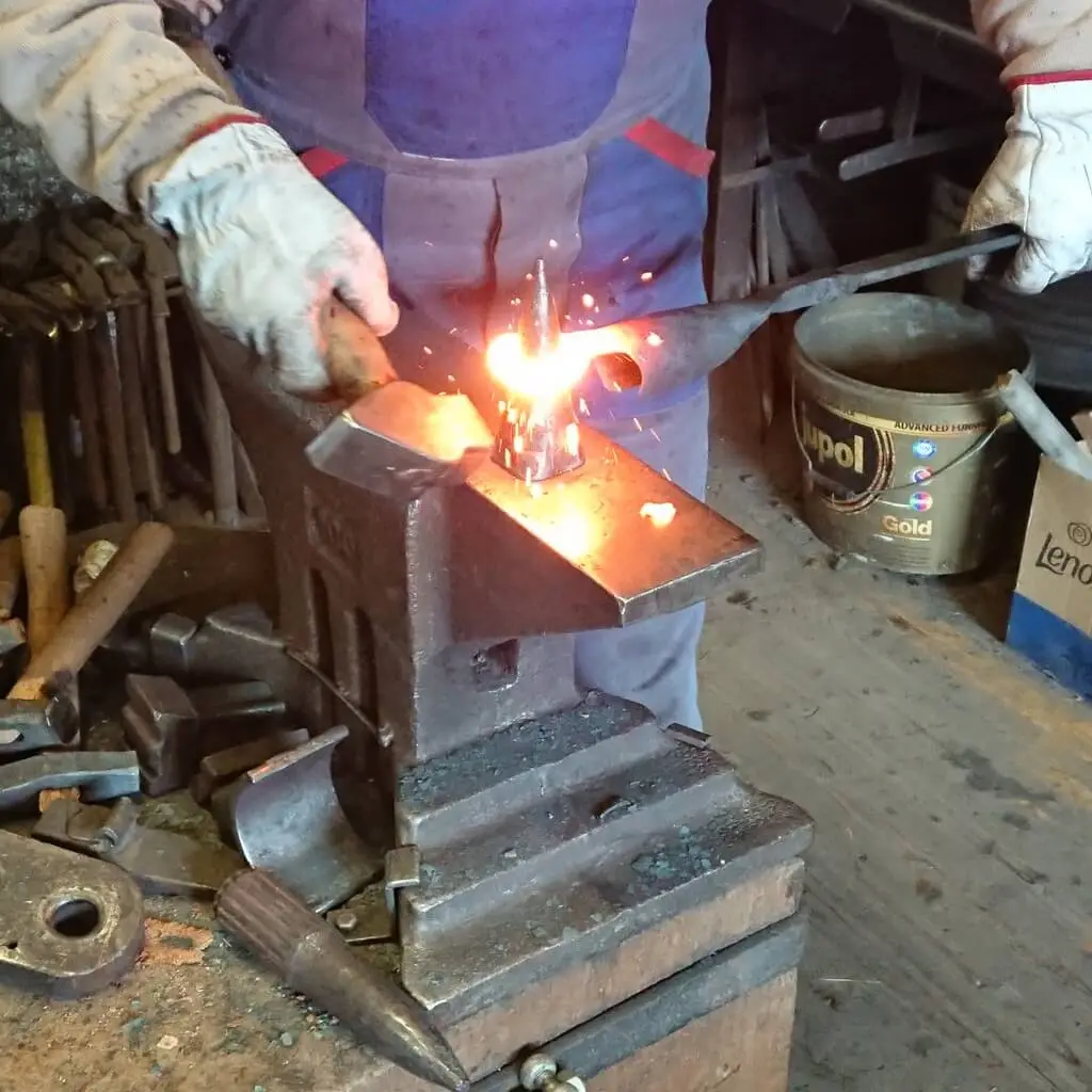 Kovanje razbeljenega železa