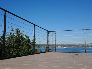 Ograja na terasi : kovani stebri in ročaji s polnilom iz napetih jeklenih žičnih vrvi