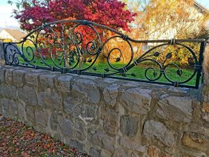 Ročno kovana vrtna ograja v črni barvi z rahlo srebrno patino