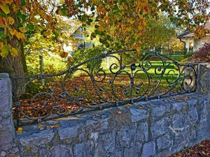 Ročno kovana vrtna ograja v črni barvi z rahlo srebrno patino