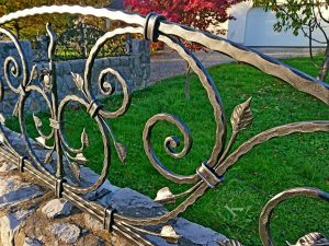 Detajl ročno kovane vrtne ograje