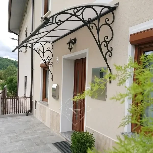 Kovan nadstrešek nad vhodom